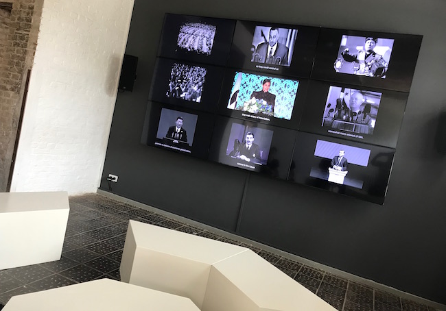 Au ZK/U (Zentrum für Kunt und Urnanistik) de Berlin, l'installation de l'artiste égyptienne Heba Y. Amin fait se confondre utopie et réalité politique. © Giraud/NAJA
