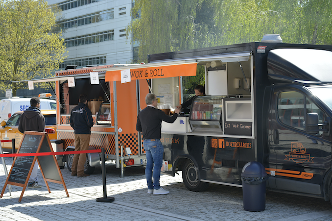 Quand on créée un village de food trucks, c’est une attraction en soir. © Food Trick Agency