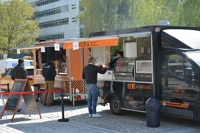 Quand on créée un village de food trucks, c’est une attraction en soir. © Food Trick Agency

