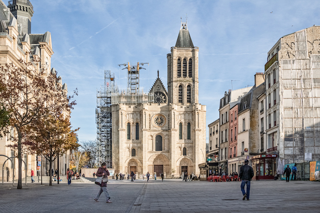 La basilique cathédrale de Saint-Denis fait flèche de tout bois